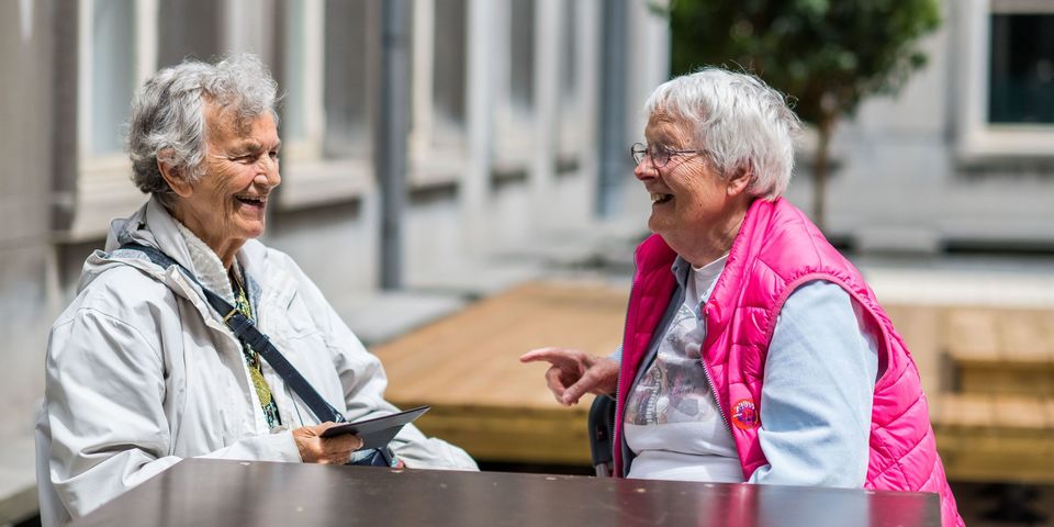 Twee senioren aan tafel